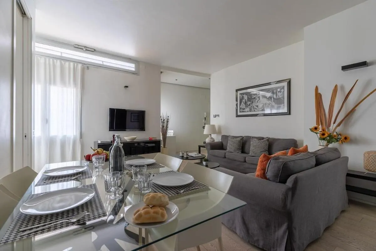 Style And Comfort In The Heart Of Florence Apartment
