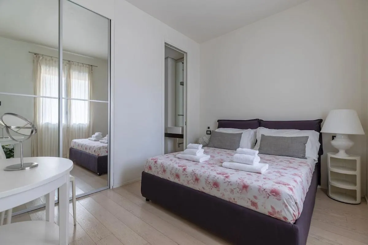 Style And Comfort In The Heart Of Florence Apartment